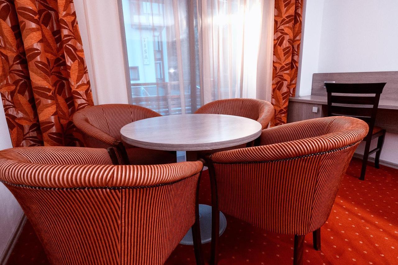 Hotel Tisa Бэи­ле-Олэ­неш­ти Экстерьер фото