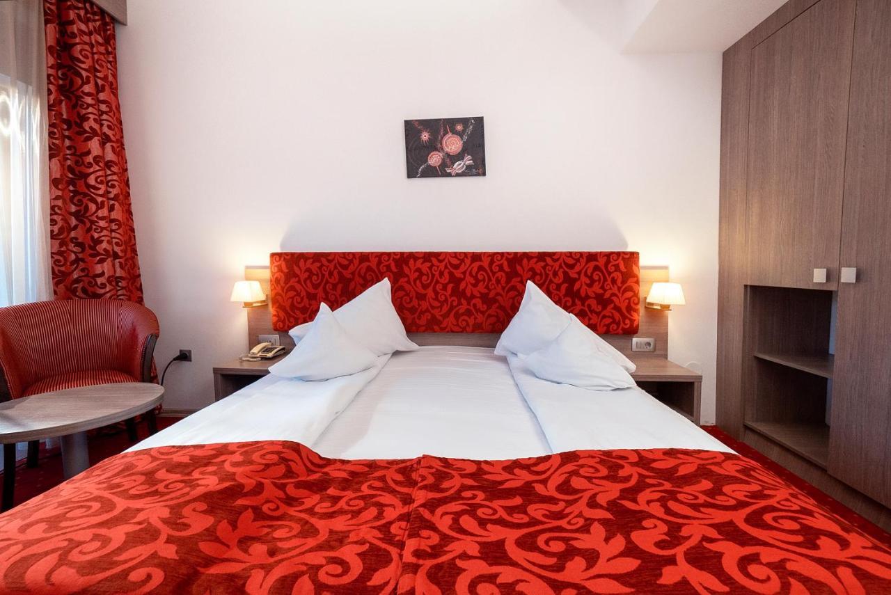 Hotel Tisa Бэи­ле-Олэ­неш­ти Экстерьер фото