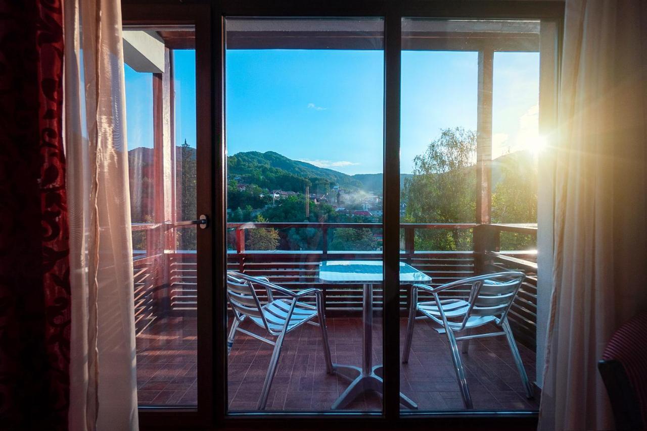 Hotel Tisa Бэи­ле-Олэ­неш­ти Экстерьер фото