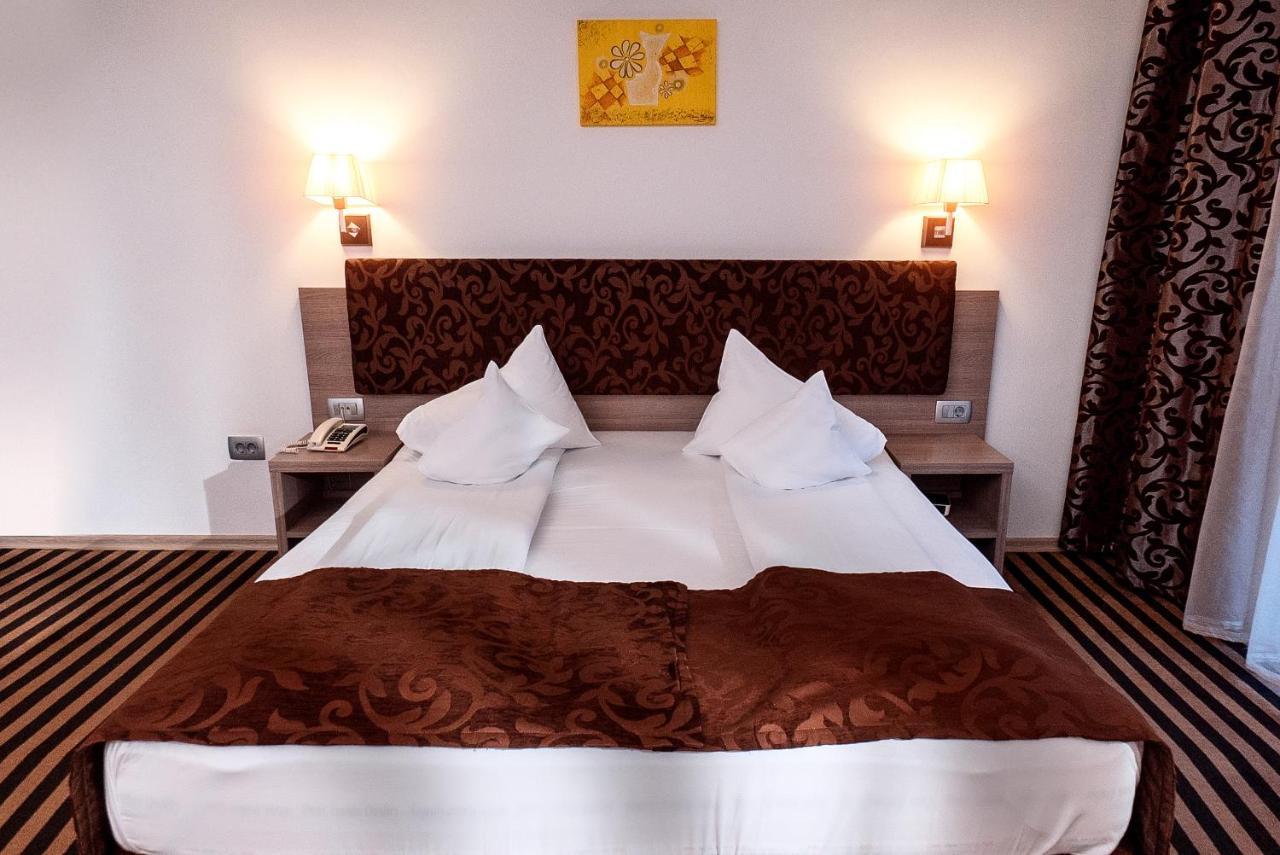 Hotel Tisa Бэи­ле-Олэ­неш­ти Экстерьер фото