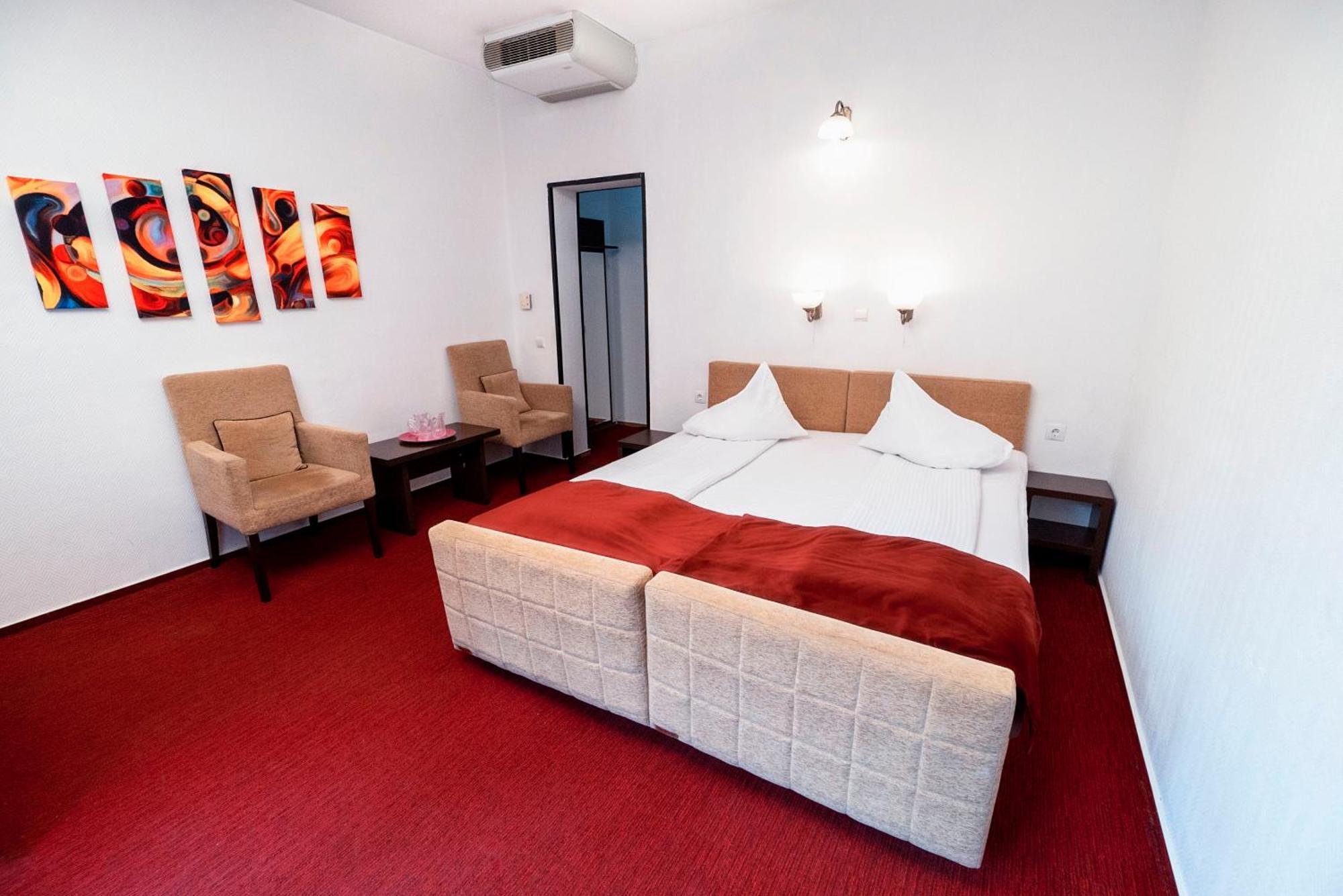 Hotel Tisa Бэи­ле-Олэ­неш­ти Экстерьер фото