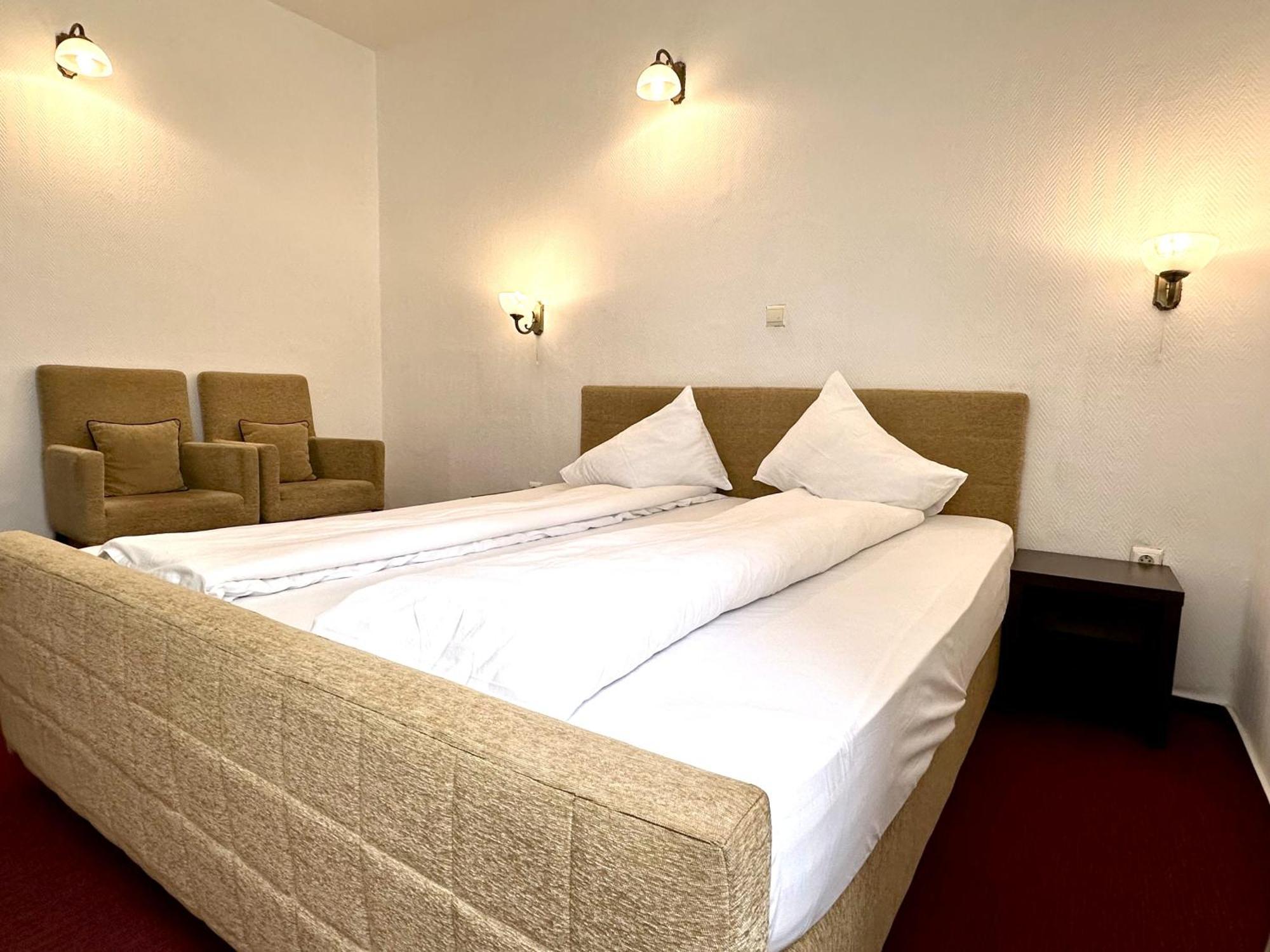 Hotel Tisa Бэи­ле-Олэ­неш­ти Экстерьер фото