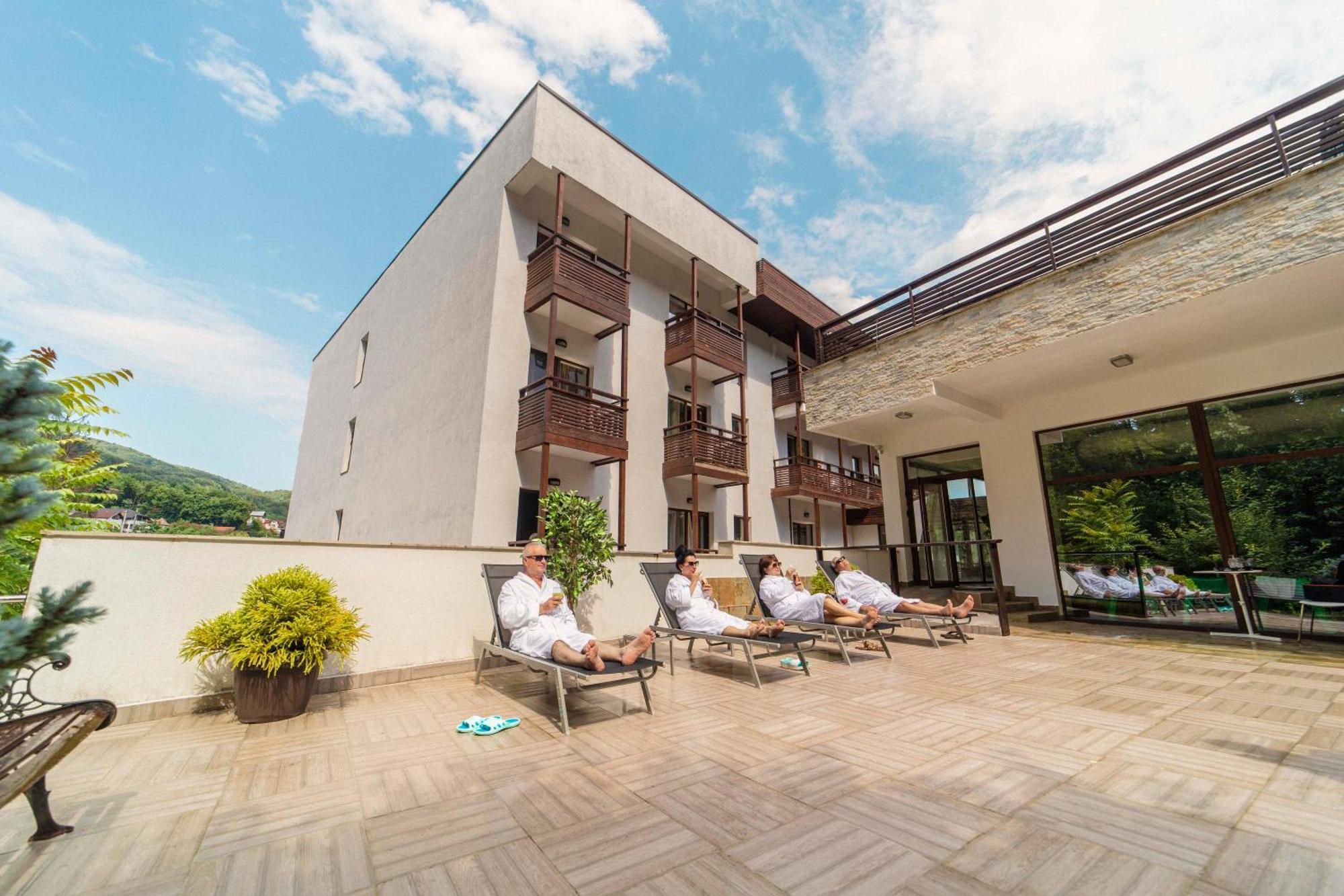 Hotel Tisa Бэи­ле-Олэ­неш­ти Экстерьер фото